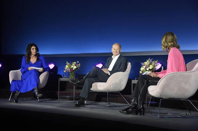 Bilder des Jahres 2021, Entertainment 07 Juli Entertainment Themen der Woche KW30 News Bilder des Tages Brigitte Huber, Olaf Scholz und Meike Dinklage beim Gesprächs-Event Brigitte Live in der Astor Film Lounge. Berlin, 28.07.2021