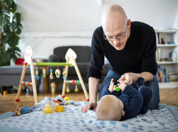 Symbolfoto: Ein Vater spielt mit seinem Baby. Berlin, 02.02.2021. Berlin Deutschland
