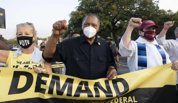 Bilder des Jahres 2021, News 07 Juli News Themen der Woche KW30 News Bilder des Tages July 30, 2021, Austin, TX, United States: The Rev. JESSE JACKSON (in black) leads faith leaders as voting rights groups march toward the Texas Capitol from north Austin on the third day of a 30-mile journey protesting Republican efforts to suppress votes nationwide and in Texas. Shifts of marchers trade off in an effort to combat oppressive Texas heat. Austin United States - ZUMAd150 20210730_znp_d150_001 Copyright: xBobxDaemmrichx