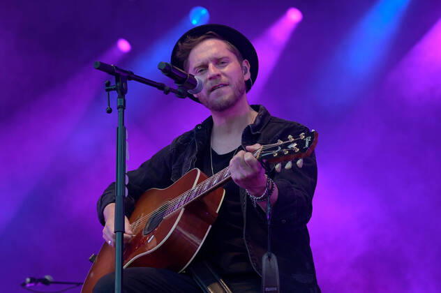 Bilder des Jahres 2021, Entertainment 07 Juli Entertainment Themen der Woche KW30 Johannes Oerding - Lagerfeuer Acoustics Tour am 31.07.2021 auf dem Freigelände der König-Pilsener-Arena in Oberhausen Johannes Oerding steht am 31.07.2021 auf dem Freigelände der König-Pilsener-Arena in Oberhausen auf der Bühne.