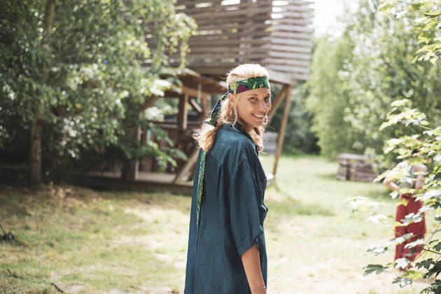 IMAGO Creative: Jahreszeit Sommer, Festivals Smiling blond bohemian woman walking in nature at festival in Poland Garbicz, Lubusz Voivodeship, Poland CR_PIDODS210721-787691-01 ,model released, Symbolfoto