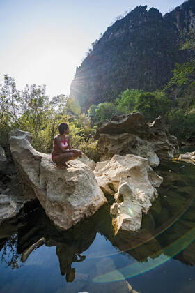 young woman relaxing at the Tha Falang river in Laos Thakhek, Khammouane Province, Laos CR_THHE210219C-651888-01 ,model released, Symbolfoto