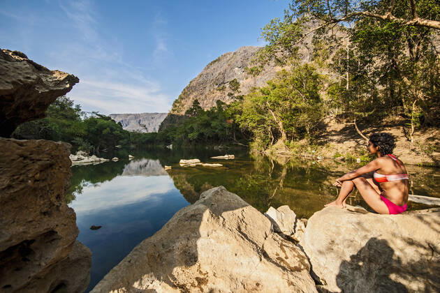 young woman relaxing at the Tha Falang river in Laos Thakhek, Khammouane Province, Laos CR_THHE210219C-651890-01 ,model released, Symbolfoto