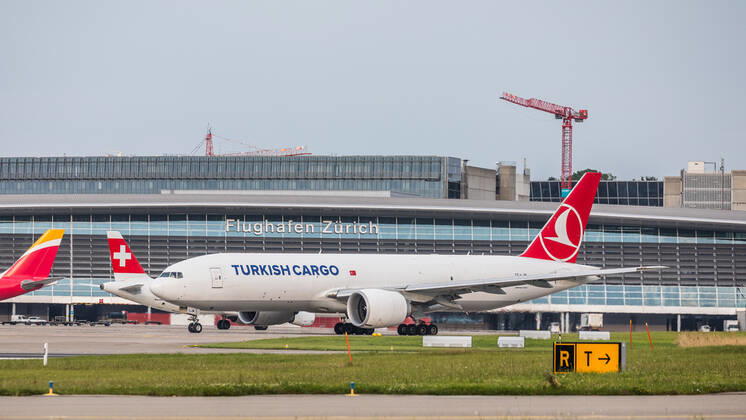 Zürich, Schweiz - 24. Juli 2021: Eine Boeing 777-FF2 von Turkish Airlines startet vom Flughafen Zürich. Das Frachtflugzeug mit der Registration TC-LJM hatte seinen Erstflug im Dezember 2017. Flugzeuge