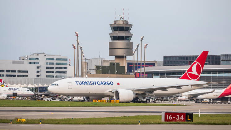 Zürich, Schweiz - 24. Juli 2021: Eine Boeing 777-FF2 von Turkish Airlines startet vom Flughafen Zürich. Das Frachtflugzeug mit der Registration TC-LJM hatte seinen Erstflug im Dezember 2017. Flugzeuge