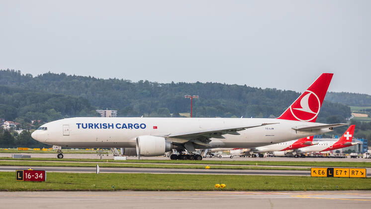 Zürich, Schweiz - 24. Juli 2021: Eine Boeing 777-FF2 von Turkish Airlines startet vom Flughafen Zürich. Das Frachtflugzeug mit der Registration TC-LJM hatte seinen Erstflug im Dezember 2017. Flugzeuge