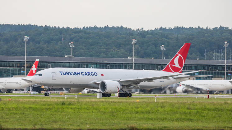 Zürich, Schweiz - 24. Juli 2021: Eine Boeing 777-FF2 von Turkish Airlines startet vom Flughafen Zürich. Das Frachtflugzeug mit der Registration TC-LJM hatte seinen Erstflug im Dezember 2017. Flugzeuge