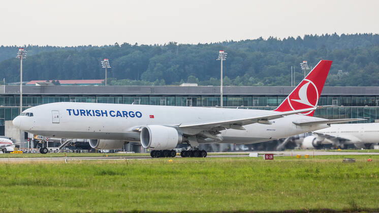 Zürich, Schweiz - 24. Juli 2021: Eine Boeing 777-FF2 von Turkish Airlines startet vom Flughafen Zürich. Das Frachtflugzeug mit der Registration TC-LJM hatte seinen Erstflug im Dezember 2017. Flugzeuge
