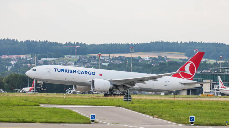 Zürich, Schweiz - 24. Juli 2021: Eine Boeing 777-FF2 von Turkish Airlines startet vom Flughafen Zürich. Das Frachtflugzeug mit der Registration TC-LJM hatte seinen Erstflug im Dezember 2017. Flugzeuge