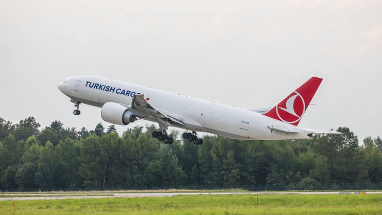 Zürich, Schweiz - 24. Juli 2021: Eine Boeing 777-FF2 von Turkish Airlines startet vom Flughafen Zürich. Das Frachtflugzeug mit der Registration TC-LJM hatte seinen Erstflug im Dezember 2017. Flugzeuge
