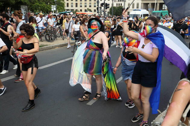 Berliner CHRISTOPHER STREET DAY 2021 - CSD - Am 24. Juli 2021 zieht der CSD in Berlin unter dem Motto SAVE OUR COMMUNITY SAVE YOUR PRIDE zum 43. Mal durch die Hauptstadt. Demoteilnehmer tragen Mundschutzmasken in Regenbogenfarben. Person rechts im Bild trägt Pride Flag für asexuelle Menschen. Die bunte CSD-Parade startete in diesem Jahr als Demonstration an der Leipziger Straße, führte über den Potsdamer Platz, vorbei am Denkmal für die im Nationalsozialismus verfolgten Homosexuellen zum Brandenburger Tor und über die Siegessäule zur Urania. Aufgrund der Corona-Pandemie fand die Demonstration ausschließlich unter Einhaltung der vom Berliner Senat erlassenen Vorgaben statt. Die in den Vorjahren übliche Abschlusskundgebung muss