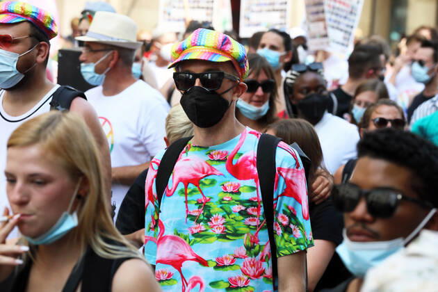 Berliner CHRISTOPHER STREET DAY 2021 - CSD - Am 24. Juli 2021 zieht der CSD in Berlin unter dem Motto SAVE OUR COMMUNITY SAVE YOUR PRIDE zum 43. Mal durch die Hauptstadt. Bunte Paradeteilnehmer teils mit Mundschutzmasken im Protestzug. Die bunte CSD-Parade startete in diesem Jahr als Demonstration an der Leipziger Straße, führte über den Potsdamer Platz, vorbei am Denkmal für die im Nationalsozialismus verfolgten Homosexuellen zum Brandenburger Tor und über die Siegessäule zur Urania. Aufgrund der Corona-Pandemie fand die Demonstration ausschließlich unter Einhaltung der vom Berliner Senat erlassenen Vorgaben statt. Die in den Vorjahren übliche Abschlusskundgebung musste daher ausfallen.