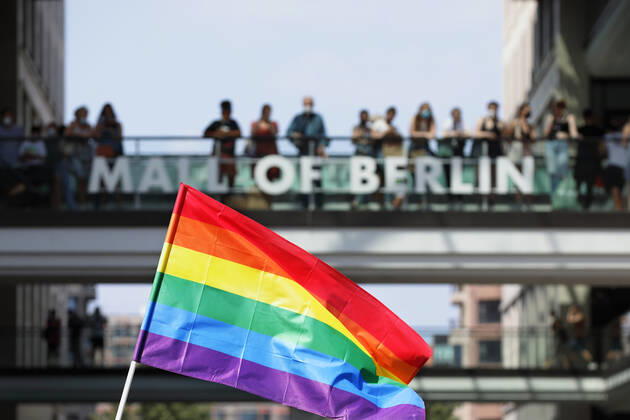 Berliner CHRISTOPHER STREET DAY 2021 - CSD - Am 24. Juli 2021 zieht der CSD in Berlin unter dem Motto SAVE OUR COMMUNITY SAVE YOUR PRIDE zum 43. Mal durch die Hauptstadt. Regenbogenflagge weht im Wind vor dem Shopping-Center MALL OF BERLIN Die bunte CSD-Parade startete in diesem Jahr als Demonstration an der Leipziger Straße, führte über den Potsdamer Platz, vorbei am Denkmal für die im Nationalsozialismus verfolgten Homosexuellen zum Brandenburger Tor und über die Siegessäule zur Urania. Aufgrund der Corona-Pandemie fand die Demonstration ausschließlich unter Einhaltung der vom Berliner Senat erlassenen Vorgaben statt. Die in den Vorjahren übliche Abschlusskundgebung musste daher ausfallen.