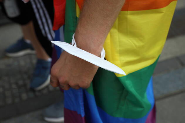 Berliner CHRISTOPHER STREET DAY 2021 - CSD - Am 24. Juli 2021 zieht der CSD in Berlin unter dem Motto SAVE OUR COMMUNITY SAVE YOUR PRIDE zum 43. Mal durch die Hauptstadt. Demoteilnehmer mit Regenbogenflagge und weißer Atemschutzmaske. Die bunte CSD-Parade startete in diesem Jahr als Demonstration an der Leipziger Straße, führte über den Potsdamer Platz, vorbei am Denkmal für die im Nationalsozialismus verfolgten Homosexuellen zum Brandenburger Tor und über die Siegessäule zur Urania. Aufgrund der Corona-Pandemie fand die Demonstration ausschließlich unter Einhaltung der vom Berliner Senat erlassenen Vorgaben statt. Die in den Vorjahren übliche Abschlusskundgebung musste daher ausfallen.