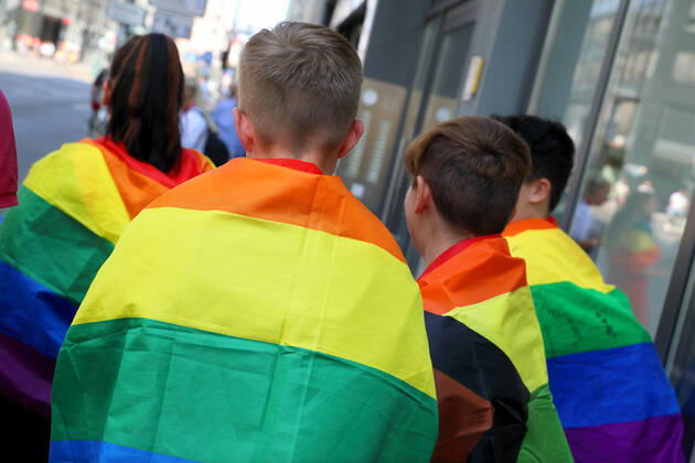 Berliner CHRISTOPHER STREET DAY 2021 - CSD - Am 24. Juli 2021 zieht der CSD in Berlin unter dem Motto SAVE OUR COMMUNITY SAVE YOUR PRIDE zum 43. Mal durch die Hauptstadt. Junge Demoteilnehmer tragen Regenbogenflaggen auf ihren Schultern. Die bunte CSD-Parade startete in diesem Jahr als Demonstration an der Leipziger Straße, führte über den Potsdamer Platz, vorbei am Denkmal für die im Nationalsozialismus verfolgten Homosexuellen zum Brandenburger Tor und über die Siegessäule zur Urania. Aufgrund der Corona-Pandemie fand die Demonstration ausschließlich unter Einhaltung der vom Berliner Senat erlassenen Vorgaben statt. Die in den Vorjahren übliche Abschlusskundgebung musste daher ausfallen.