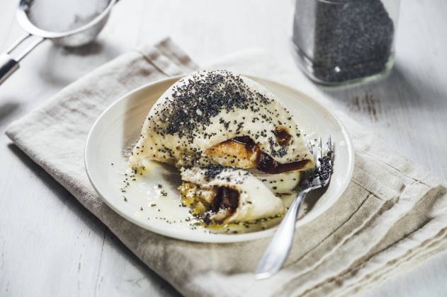 IMAGO Creative: Food, Mohn Sweet Germknodel dumpling with poppy seeds and plum jam IPF00565
