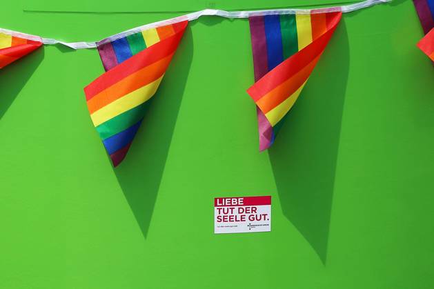 Berliner CHRISTOPHER STREET DAY 2021 - CSD - Am 24. Juli 2021 zieht der CSD in Berlin unter dem Motto SAVE OUR COMMUNITY SAVE YOUR PRIDE zum 43. Mal durch die Hauptstadt. Regenbogenfähnchen und Aufkleber mit dem Text:: LIEBE TUT DER SEELE GUT. - Tut-der-Seele-gut.info - EVANGELISCHE KIRCHE in Berlin Die bunte CSD-Parade startete in diesem Jahr als Demonstration an der Leipziger Straße, führte über den Potsdamer Platz, vorbei am Denkmal für die im Nationalsozialismus verfolgten Homosexuellen zum Brandenburger Tor und über die Siegessäule zur Urania. Aufgrund der Corona-Pandemie fand die Demonstration ausschließlich unter Einhaltung der vom Berliner Senat erlassenen Vorgaben statt. Die in den Vorjahren übliche Abschlusskundgebun