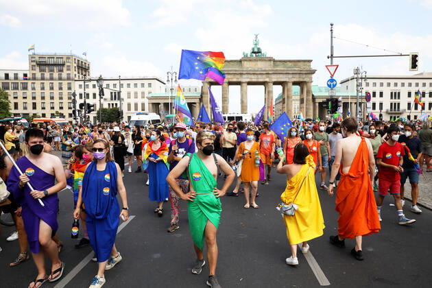 Berliner CHRISTOPHER STREET DAY 2021 - CSD - Am 24. Juli 2021 zieht der CSD in Berlin unter dem Motto SAVE OUR COMMUNITY Ð SAVE YOUR PRIDE zum 43. Mal durch die Hauptstadt. Demoteilnehmer vor dem Brandenburger Tor mit einem Mix aus Europaflagge und Regenbogenflagge. Die bunte CSD-Parade startete in diesem Jahr als Demonstration an der Leipziger Straße, führte über den Potsdamer Platz, vorbei am Denkmal für die im Nationalsozialismus verfolgten Homosexuellen zum Brandenburger Tor und über die Siegessäule zur Urania. Aufgrund der Corona-Pandemie fand die Demonstration ausschließlich unter Einhaltung der vom Berliner Senat erlassenen Vorgaben statt. Die in den Vorjahren übliche Abschlusskundgebung musste daher ausfallen.