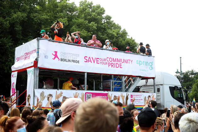 Berliner CHRISTOPHER STREET DAY 2021 - CSD - Am 24. Juli 2021 zieht der CSD in Berlin unter dem Motto SAVE OUR COMMUNITY Ð SAVE YOUR PRIDE zum 43. Mal durch die Hauptstadt. Truck mit Beschriftung der Organisatoren auf der Straße des 17. Juni im Bereich des Brandenburger Tores. Die bunte CSD-Parade startete in diesem Jahr als Demonstration an der Leipziger Straße, führte über den Potsdamer Platz, vorbei am Denkmal für die im Nationalsozialismus verfolgten Homosexuellen zum Brandenburger Tor und über die Siegessäule zur Urania. Aufgrund der Corona-Pandemie fand die Demonstration ausschließlich unter Einhaltung der vom Berliner Senat erlassenen Vorgaben statt. Die in den Vorjahren übliche Abschlusskundgebung musste daher ausfallen.