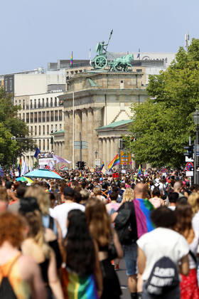 Berliner CHRISTOPHER STREET DAY 2021 - CSD - Am 24. Juli 2021 zieht der CSD in Berlin unter dem Motto SAVE OUR COMMUNITY Ð SAVE YOUR PRIDE zum 43. Mal durch die Hauptstadt. Demozug bewegt sich in Richtung des Brandenburger Tores. Einzelne Demoteilnehmer schwenken Regenbogenflaggen. Die bunte CSD-Parade startete in diesem Jahr als Demonstration an der Leipziger Straße, führte über den Potsdamer Platz, vorbei am Denkmal für die im Nationalsozialismus verfolgten Homosexuellen zum Brandenburger Tor und über die Siegessäule zur Urania. Aufgrund der Corona-Pandemie fand die Demonstration ausschließlich unter Einhaltung der vom Berliner Senat erlassenen Vorgaben statt. Die in den Vorjahren übliche Abschlusskundgebung musste daher ausfallen.
