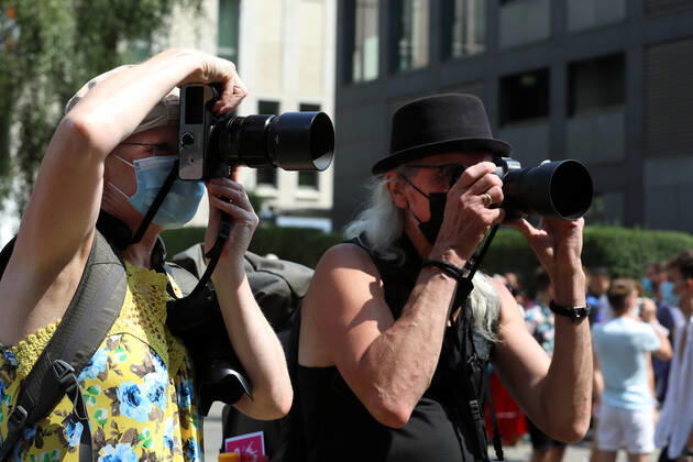 Berliner CHRISTOPHER STREET DAY 2021 - CSD - Am 24. Juli 2021 zieht der CSD in Berlin unter dem Motto SAVE OUR COMMUNITY Ð SAVE YOUR PRIDE zum 43. Mal durch die Hauptstadt. Interessierte Fotografen beobachten das Geschehen mit ihren Kameras vom Straßenrand aus. Die bunte CSD-Parade startete in diesem Jahr als Demonstration an der Leipziger Straße, führte über den Potsdamer Platz, vorbei am Denkmal für die im Nationalsozialismus verfolgten Homosexuellen zum Brandenburger Tor und über die Siegessäule zur Urania. Aufgrund der Corona-Pandemie fand die Demonstration ausschließlich unter Einhaltung der vom Berliner Senat erlassenen Vorgaben statt. Die in den Vorjahren übliche Abschlusskundgebung musste daher ausfallen.
