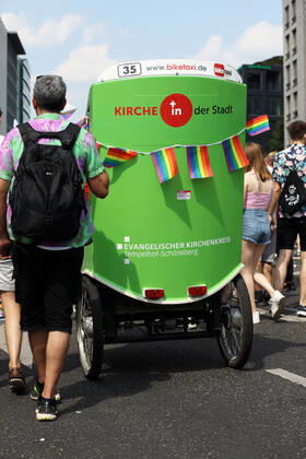 Berliner CHRISTOPHER STREET DAY 2021 - CSD - Am 24. Juli 2021 zieht der CSD in Berlin unter dem Motto SAVE OUR COMMUNITY SAVE YOUR PRIDE zum 43. Mal durch die Hauptstadt. Bike Taxi mit der Aufschrift: KIRCHE + in der Stadt - EVANGELISCHER KIRCHENKREIS - Tempelhof - Schöneberg - Regenbogenfähnchen und Aufkleber mit dem Text:: LIEBE TUT DER SEELE GUT. - Tut-der-Seele-gut.info - EVANGELISCHE KIRCHE in Berlin Die bunte CSD-Parade startete in diesem Jahr als Demonstration an der Leipziger Straße, führte über den Potsdamer Platz, vorbei am Denkmal für die im Nationalsozialismus verfolgten Homosexuellen zum Brandenburger Tor und über die Siegessäule zur Urania. Aufgrund der Corona-Pandemie fand die Demonstration ausschließlich unter