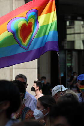Berliner CHRISTOPHER STREET DAY 2021 - CSD - Am 24. Juli 2021 zieht der CSD in Berlin unter dem Motto SAVE OUR COMMUNITY SAVE YOUR PRIDE zum 43. Mal durch die Hauptstadt. Demoteilnehmer im Protestzug trägt Regenbogenflagge mit Herzsymbol. Die bunte CSD-Parade startete in diesem Jahr als Demonstration an der Leipziger Straße, führte über den Potsdamer Platz, vorbei am Denkmal für die im Nationalsozialismus verfolgten Homosexuellen zum Brandenburger Tor und über die Siegessäule zur Urania. Aufgrund der Corona-Pandemie fand die Demonstration ausschließlich unter Einhaltung der vom Berliner Senat erlassenen Vorgaben statt. Die in den Vorjahren übliche Abschlusskundgebung musste daher ausfallen.