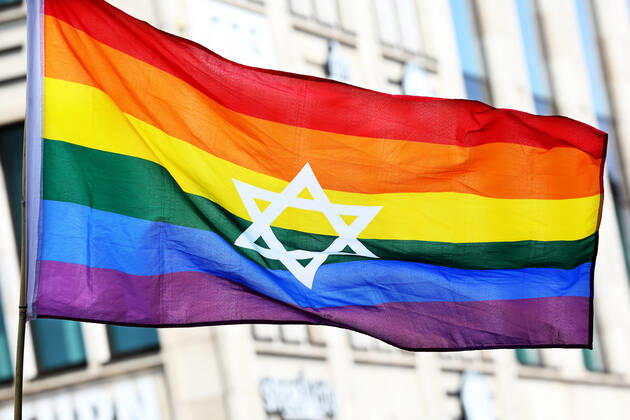 Berliner CHRISTOPHER STREET DAY 2021 - CSD - Am 24. Juli 2021 zieht der CSD in Berlin unter dem Motto SAVE OUR COMMUNITY SAVE YOUR PRIDE zum 43. Mal durch die Hauptstadt. Regenbogenflagge mit einem Davidstern. Die bunte CSD-Parade startete in diesem Jahr als Demonstration an der Leipziger Straße, führte über den Potsdamer Platz, vorbei am Denkmal für die im Nationalsozialismus verfolgten Homosexuellen zum Brandenburger Tor und über die Siegessäule zur Urania. Aufgrund der Corona-Pandemie fand die Demonstration ausschließlich unter Einhaltung der vom Berliner Senat erlassenen Vorgaben statt. Die in den Vorjahren übliche Abschlusskundgebung musste daher ausfallen.
