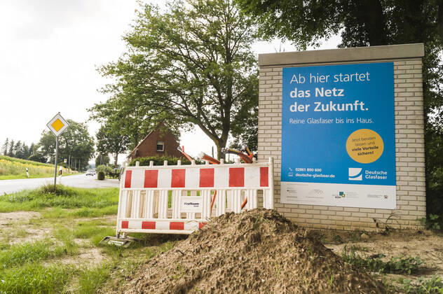 Glasfaserausbau auf dem Land Glasfaser Glasfaserausbau auf dem Land ländliche Region ländliches Gebiet Telekom Breitband Breitbandausbau Breitband-Ausbau Glasfasernetz Glasfaser-Netz FTTH-Netz Internet Glasfaserverkabelung Glasfaser-Ausbau FTTH Anschluss Digitalisierung Telekommunikation Internet Infrastruktur Deutsche Glasfaser 20210811ad902 Wadersloh Nordrhein-Westfalen NRW Deutschland Germany Copyright: xAchimxDuwentästerx