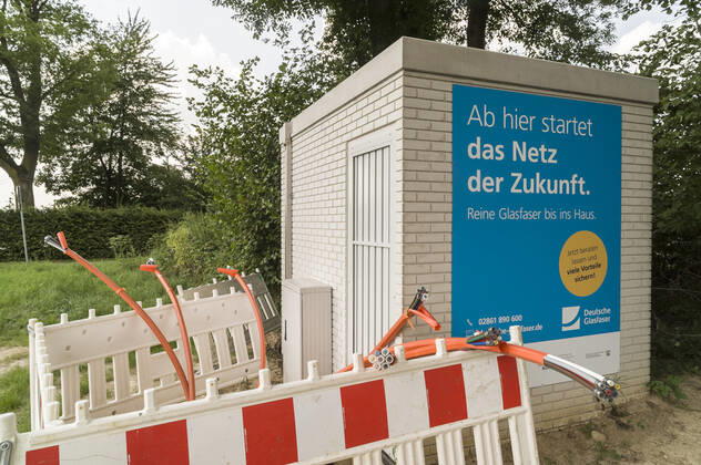 Glasfaserausbau auf dem Land Glasfaser Glasfaserausbau auf dem Land ländliche Region ländliches Gebiet Telekom Breitband Breitbandausbau Breitband-Ausbau Glasfasernetz Glasfaser-Netz FTTH-Netz Internet Glasfaserverkabelung Glasfaser-Ausbau FTTH Anschluss Digitalisierung Telekommunikation Internet Infrastruktur Deutsche Glasfaser 20210811ad904 Wadersloh Nordrhein-Westfalen NRW Deutschland Germany Copyright: xAchimxDuwentästerx