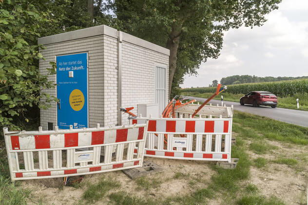 Glasfaserausbau auf dem Land Glasfaser Glasfaserausbau auf dem Land ländliche Region ländliches Gebiet Telekom Breitband Breitbandausbau Breitband-Ausbau Glasfasernetz Glasfaser-Netz FTTH-Netz Internet Glasfaserverkabelung Glasfaser-Ausbau FTTH Anschluss Digitalisierung Telekommunikation Internet Infrastruktur Deutsche Glasfaser 20210811ad905 Wadersloh Nordrhein-Westfalen NRW Deutschland Germany Copyright: xAchimxDuwentästerx