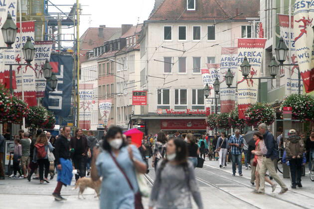 Nach der Lockerung der Schutzmaßnahmen und Wiedereröffnung der Geschäfte sieht die Einkaufsstraße und Fußgängerzone Schöndorfstraße in der Innenstadt von Würzburg wieder so wie vor der Coronakrise aus, Bayern, Deutschland