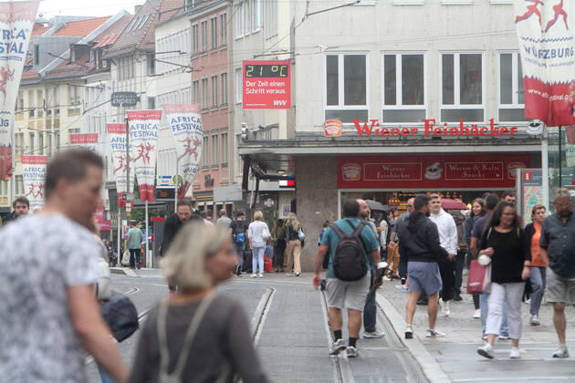 Nach der Lockerung der Schutzmaßnahmen und Wiedereröffnung der Geschäfte sieht die Einkaufsstraße und Fußgängerzone Schöndorfstraße in der Innenstadt von Würzburg wieder so wie vor der Coronakrise aus, Bayern, Deutschland