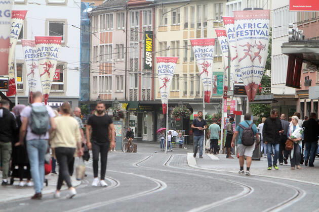 Nach der Lockerung der Schutzmaßnahmen und Wiedereröffnung der Geschäfte sieht die Einkaufsstraße und Fußgängerzone Plattnerstraße in der Innenstadt von Würzburg wieder so wie vor der Coronakrise aus, Bayern, Deutschland