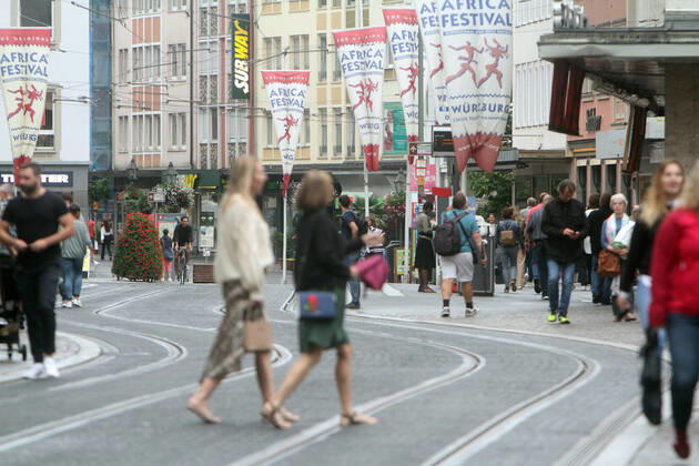 Nach der Lockerung der Schutzmaßnahmen und Wiedereröffnung der Geschäfte sieht die Einkaufsstraße und Fußgängerzone Plattnerstraße in der Innenstadt von Würzburg wieder so wie vor der Coronakrise aus, Bayern, Deutschland