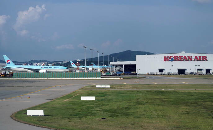 Korean Airline INCHEON, SOUTH KOREA, AUG 10: Koran Airline passenger jets are parked in Incheon Intenational Airport on August 10, 2021. Tokyo Japan 6909_245937 Copyright: xSeokyongxLee PentaxPressx