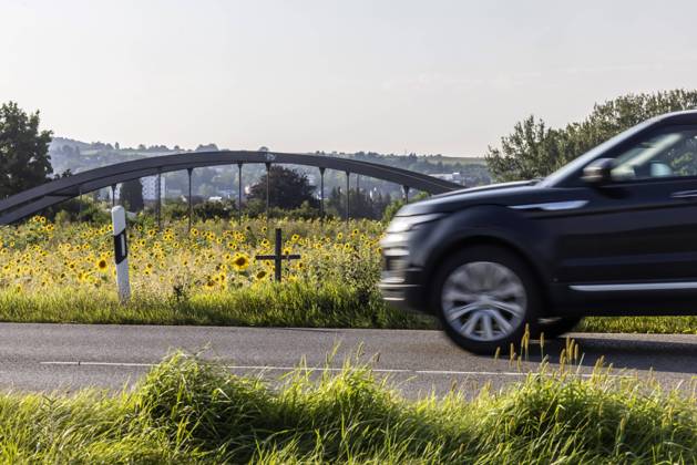 Ein Kreuz am Fahrbahnrand erinnert an ein Opfer des Straßenverkehrs. 12.08.2021: Deutschland, Baden-Württemberg, Rottenburg am Neckar.