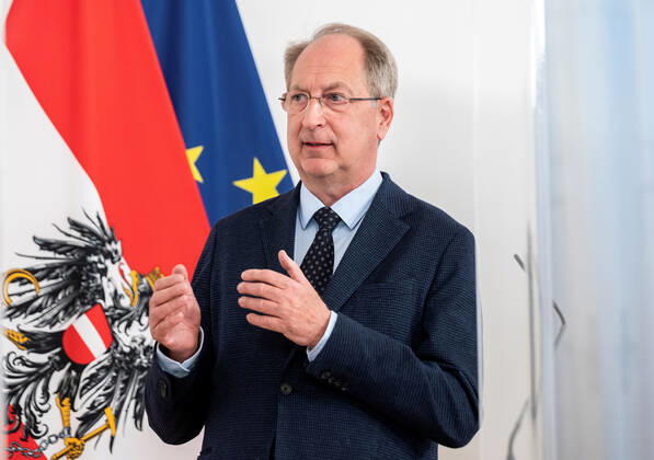 20210406 Corona measures. Talks by government with experts - opposition - state governors - Press conference afterwards VIENNA, AUSTRIA - APRIL 6: Vice Rector of the Medical University of Vienna Oswald Wagner after talks of government with stategovernors concernng the Corona measurements at Federal Chancellery on April 6, 2021 in Vienna, Austria. WIEN, OESTERREICH - 6. APRIL: Vizerektor der MedUni Wien Oswald Wagner nach einem Gespraech der Regierung und den Landeshauptleuten bezueglich Corona-Massnahmen im Bundeskanzleramt am 6. April 2021 in Wien, Oesterreich. 210406_SEPA_32_027 Copyright: xMartinxJuenx SEPAxMedia