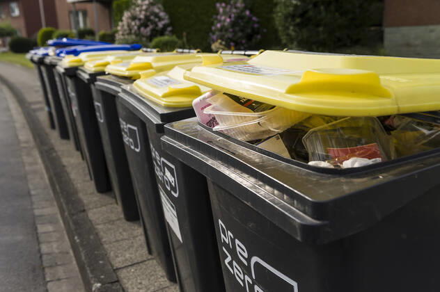 Gelbe Tonnen Duales System Gelbe Tonne Grüner Punkt Recycling Wertstoffrecycling Plastikabfall Plastikmüll Plastik Umweltverschmutzung Mülltrennung Wegwerfgesellschaft Verwertung Abfallbeseitigung Müll Abfallwirtschaft Abfallentsorgung Verpackungsmüll Entsorgungssystem Müllentsorgung 20210817ad142 Wadersloh Nordrhein-Westfalen NRW Deutschland Germany Copyright: xAchimxDuwentästerx
