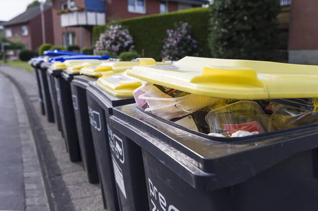 Gelbe Tonnen Duales System Gelbe Tonne Grüner Punkt Recycling Wertstoffrecycling Plastikabfall Plastikmüll Plastik Umweltverschmutzung Mülltrennung Wegwerfgesellschaft Verwertung Abfallbeseitigung Müll Abfallwirtschaft Abfallentsorgung Verpackungsmüll Entsorgungssystem Müllentsorgung 20210817ad143 Wadersloh Nordrhein-Westfalen NRW Deutschland Germany Copyright: xAchimxDuwentästerx