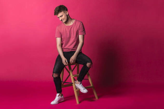 Bilder des Jahres 2021, Entertainment 08 August Entertainment Themen der Woche KW33 Entertainment Bilder des Tages Toni Kraus bei einem Photoshooting für das Cover seiner Single Rosa Elefant in einem Fotostudio. Chemnitz, 18.08.2021