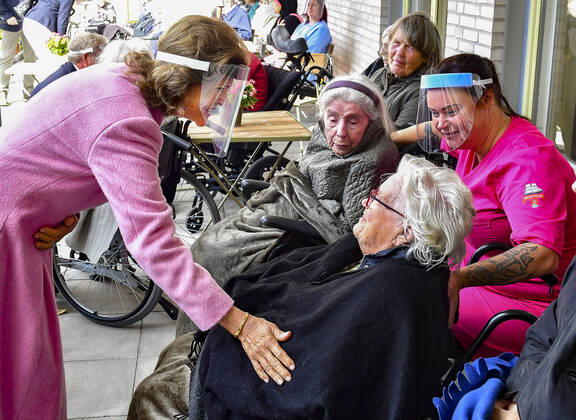 King Carl Gustaf and Queen Silvia chat with the residents at the special accommodation Solhem in Mönsteras during their visit in Kalmar county MÖNSTERÅS Sweden x10030x,  Copyright: xJonasxEkströmer TTx ROYAL COUNTY VISIT KALMAR