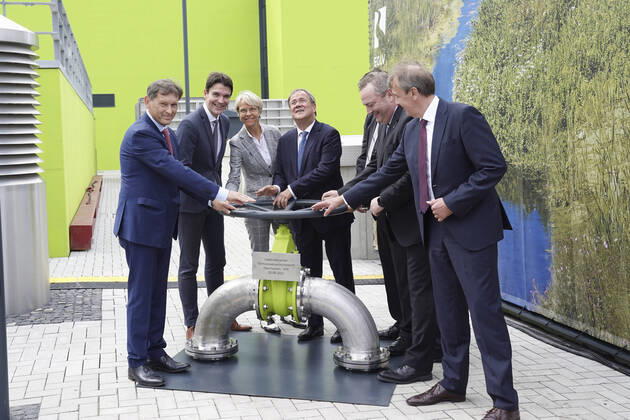 Bilder des Jahres 2021, News 08 August News Themen der Woche KW33 News Bilder des Tages Einweihung des Pumpwerk der Emschergenossenschaft in Oberhausen mit Armin Laschet Aktuell, 20.08.2021, Oberhausen; Armin Laschet der CDU Vorsitzende und NRW Ministerpraesident gemeinsam mit Prof. Dr. Uli Paetzel und Dr. Emanuel Gruen und weiteren Offiziellen wird symbilisch am Pumprad gedreht bei der Einweihung des Pumpwerk der Emschergenossenschaft in Oberhausen ein Oberhausen Nordrhein-Westfalen Deutschland