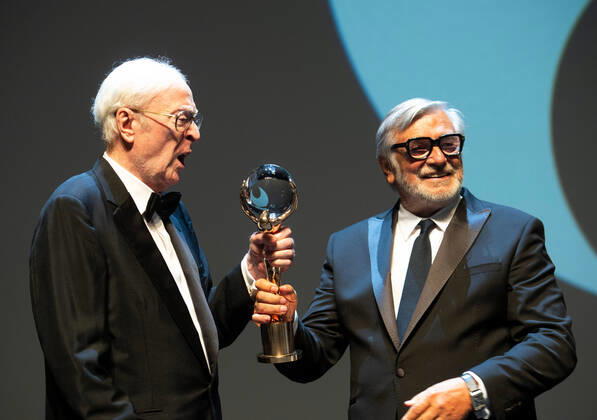Bilder des Jahres 2021, Entertainment 08 August Entertainment Themen der Woche KW33 Entertainment Bilder des Tages Karlovy Vary International Film Festival - Michael Caine erhält Auszeichnung für sein Lebenswerk Oscar-winning English actor Michael Caine (left) receives award for his outstanding contribution to world cinema from President of Festival Jiri Bartoska at the 55th edition of the Karlovy Vary International Film Festival, Friday, August 20, 2021. The international film festival returns to the Czech spa of Karlovy Vary after two years due to a delay caused by the coronavirus pandemic. (CTKxPhoto KaterinaxSulova) CTKPhotoP2021082007133  suk002