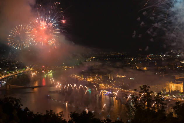 Bilder des Jahres 2021, News 08 August News Themen der Woche KW33 Ungarn, Feuerwerk am Nationalfeiertag in Budapest (210821) -- BUDAPEST, Aug. 21, 2021 -- Fireworks explode over the Danube river to celebrate the Hungarian national holiday in Budapest, Hungary, Aug. 20, 2021. (Photo by Xinhua) HUNGARY-BUDAPEST-NATIONAL HOLIDAY-CELEBRATION AttilaxVolgyi 