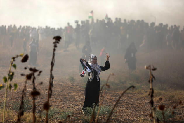 Bilder des Jahres 2021, News 08 August News Themen der Woche KW33 News Bilder des Tages Palestinians hold anti-Israel protest at Gaza border Palestinian protesters during a demonstration by the border fence with Israel, east of Gaza City, denouncing the Israeli siege of the Palestinian strip, on August 21, 2021. Gaza Palestine fathi-notitle210821_npKkG Copyright: xMajdixFathix
