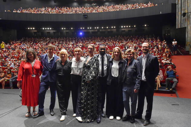 Bilder des Jahres 2021, Entertainment 08 August Entertainment Themen der Woche KW33 Entertainment Bilder des Tages Actor Passi Balende (4th right), Director Lisa Bierwirth (4th left) and actress Ursula Strauss (centre) presented the world premiere of the German film Prince, at the 55th Karlovy Vary International Film Festival (KVIFF), on August 21, 2021, in Karlovy Vary, Czech Republic. (CTKxPhoto SlavomirxKubes) CTKPhotoP2021082106063  KBS_08kk