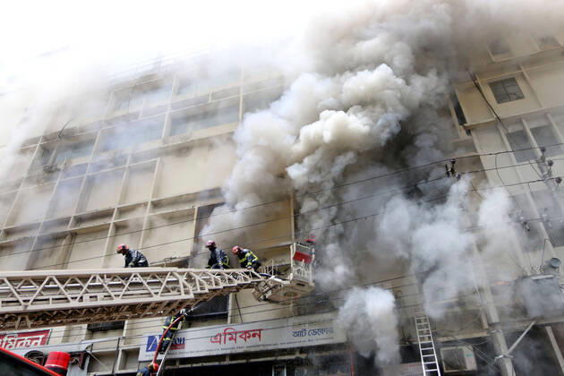 Bilder des Jahres 2021, News 08 August News Themen der Woche KW33 News Bilder des Tages August 21, 2021 - Dhaka, Bangladesh - Firefighters have tamed a fire that broke out on the third floor of a six-story building in Chairmanbari area of Dhaka s Banani District. Dhaka Bangladesh - ZUMAr336 20210821_szp_r336_834 Copyright: xHabiburxRahmanx