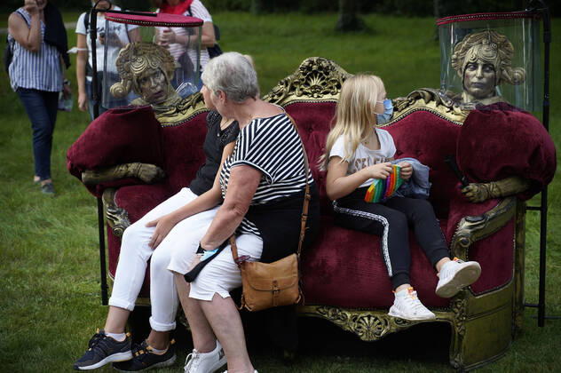 Bilder des Jahres 2021, Entertainment 08 August Entertainment Themen der Woche KW33 Die lebende Couch bei der Potsdamer Schlössernacht 2021 im Schlosspark Sanssouci. Potsdam, 21.08.2021