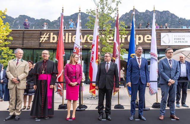 Bilder des Jahres 2021, News 08 August News Themen der Woche KW33 News Bilder des Tages Alpbach 22.08.2021, Alpbach, AUT, Europäisches Forum Alpbach 2021, Tiroltag, Eröffnung, im Bild v.l. Direktor Andreas Treichl, Bischof Hermann Glettler, BM Margarete Schramböck, LH Günther Platter (Tirol), LH Arno Kompatscher (Südtirol), LH Maurizio Fugatti (Trient) Left to right: Direktor Andreas Treichl Bischof Hermann Glettler BM Margarete Schramböck LH Günther Platter (Tirol) LH Arno Kompatscher (Südtirol) LH Maurizio Fugatti (Trient) during the tyrolday opening ceremony of the european forum Alpbach Alpbach, Austria on 2021 08 22.